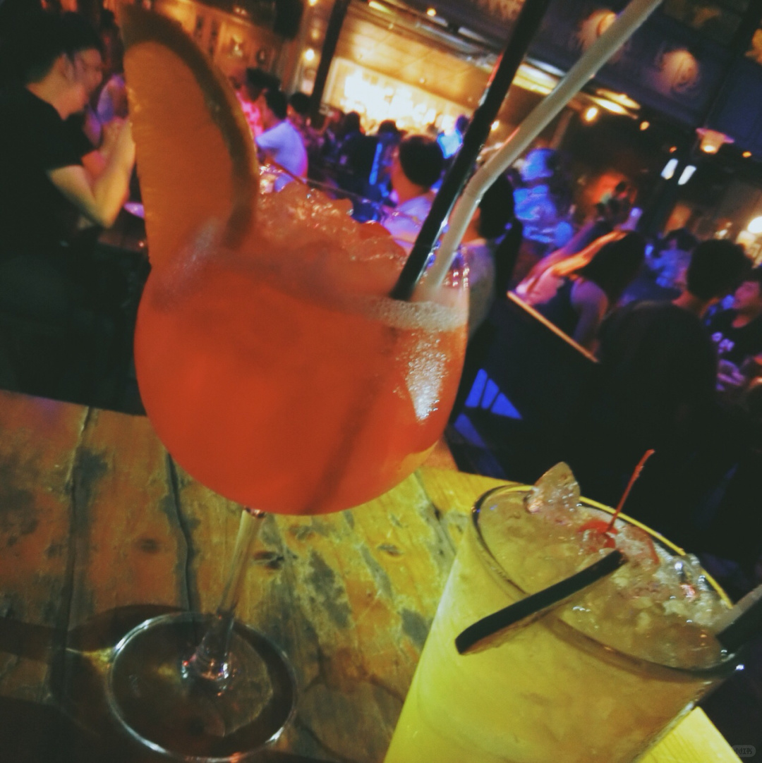 Chiang Mai-Warm Up Bar on Nimman Road in Chiang Mai, the favorite bar for young people?
