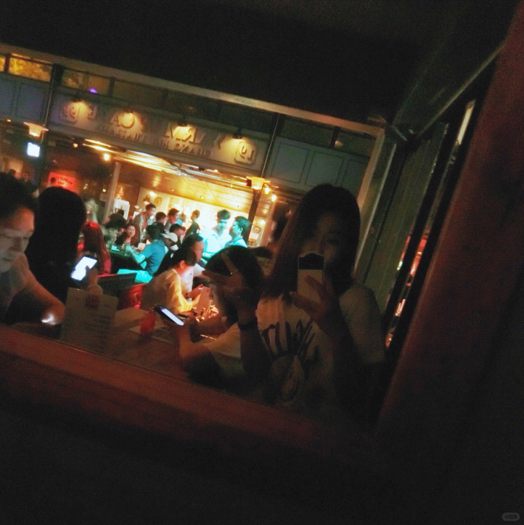 Chiang Mai-Warm Up Bar on Nimman Road in Chiang Mai, the favorite bar for young people?