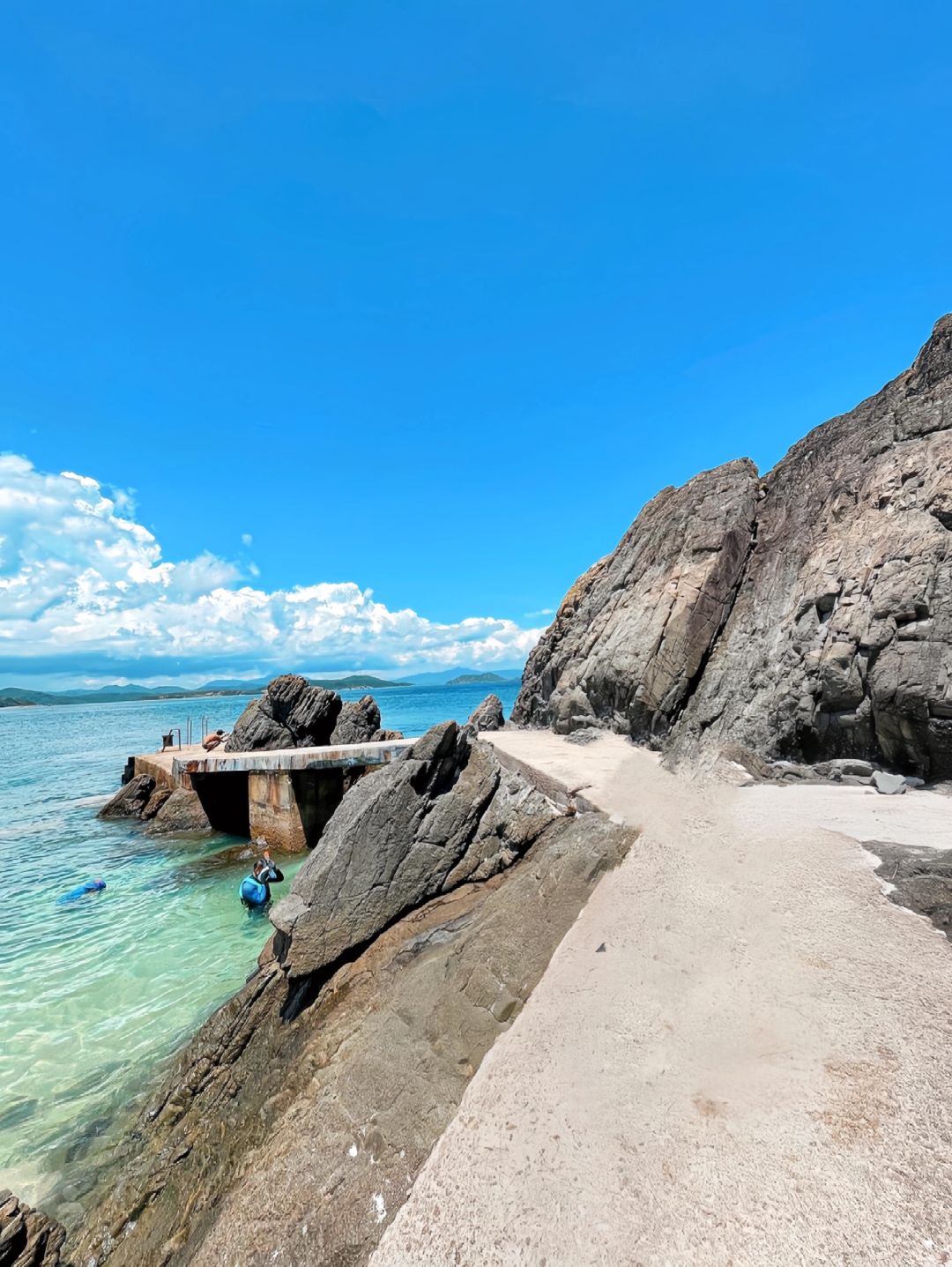 Hong kong-Welcome to Hong Kong, the water of Huangmaozhou Island is as transparent as glass