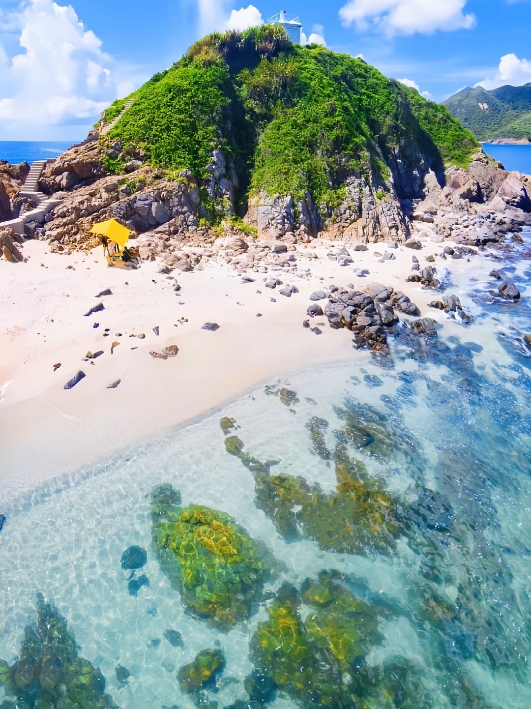 Hong kong-Welcome to Hong Kong, the water of Huangmaozhou Island is as transparent as glass
