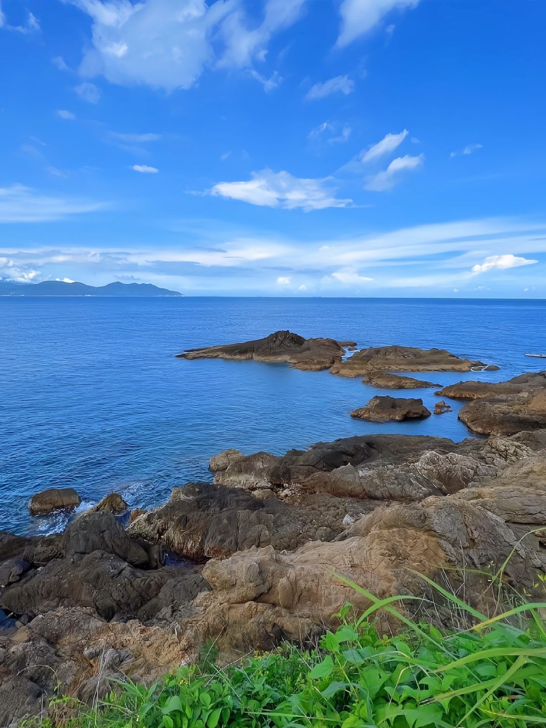 Hong kong-Welcome to Hong Kong, the water of Huangmaozhou Island is as transparent as glass