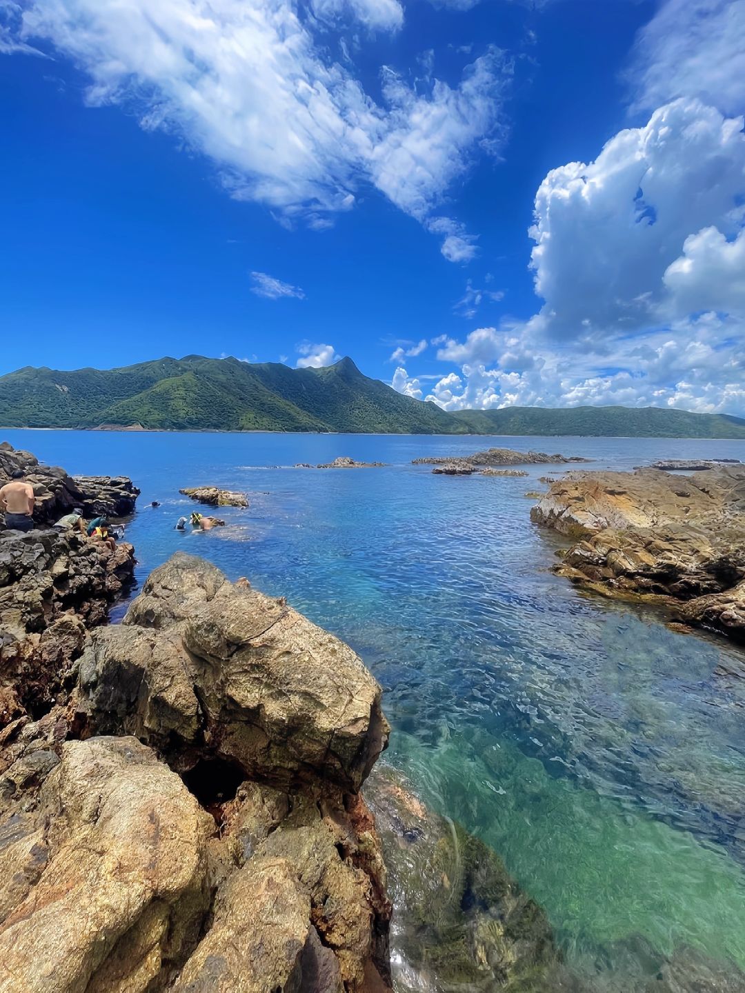 Hong kong-Welcome to Hong Kong, the water of Huangmaozhou Island is as transparent as glass