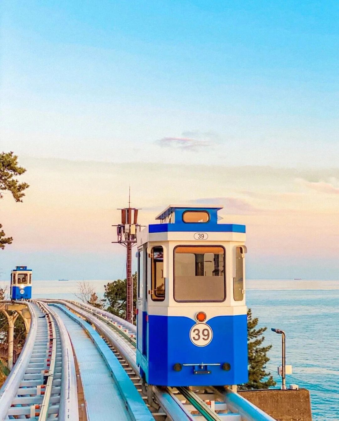 Busan/Jeju-Traveling to Busan, experiencing the seaside capsule train, it feels like being in Hayao Miyazaki's animation