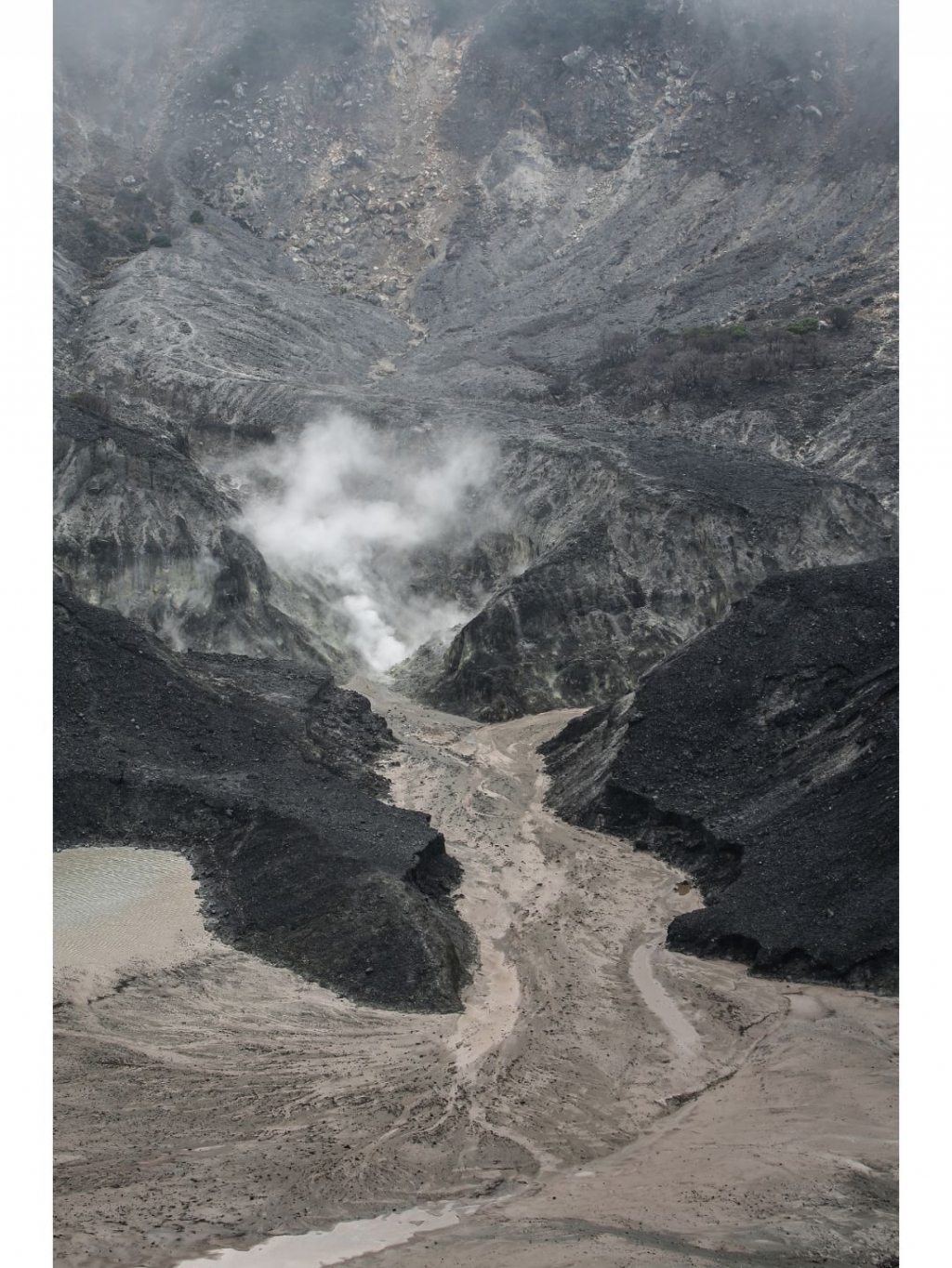 Jakarta-2-day travel guide to Jakarta and Bandung, ?enjoy the Kawah Putih Milky Volcano Lake