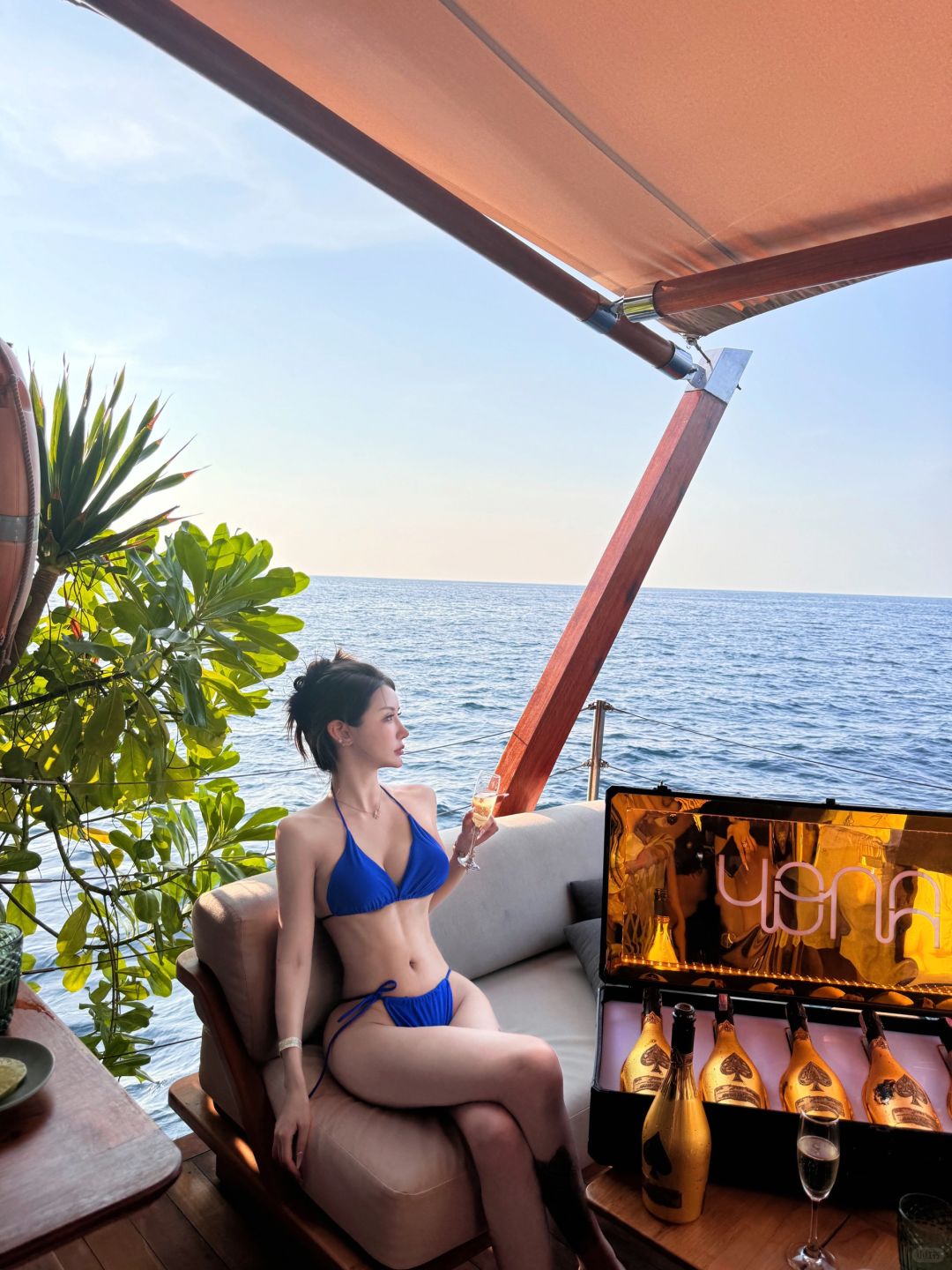 Phuket-Yona Beach Club on the beach in Phuket, a bar and nightclub floating on the sea, where you can drink, dance and watch the sunset