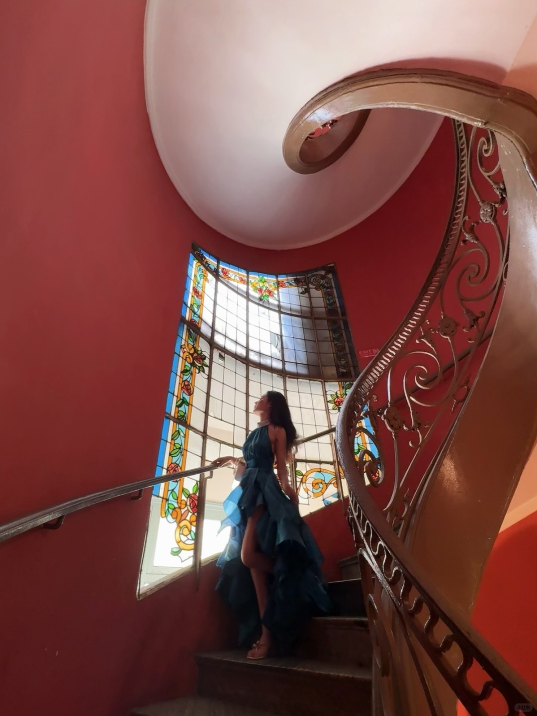 Ho Chi Minh-Girls travel to Ho Chi Minh City, eat Vietnamese noodles at Pho Le, and browse the Saigon Central Post Office
