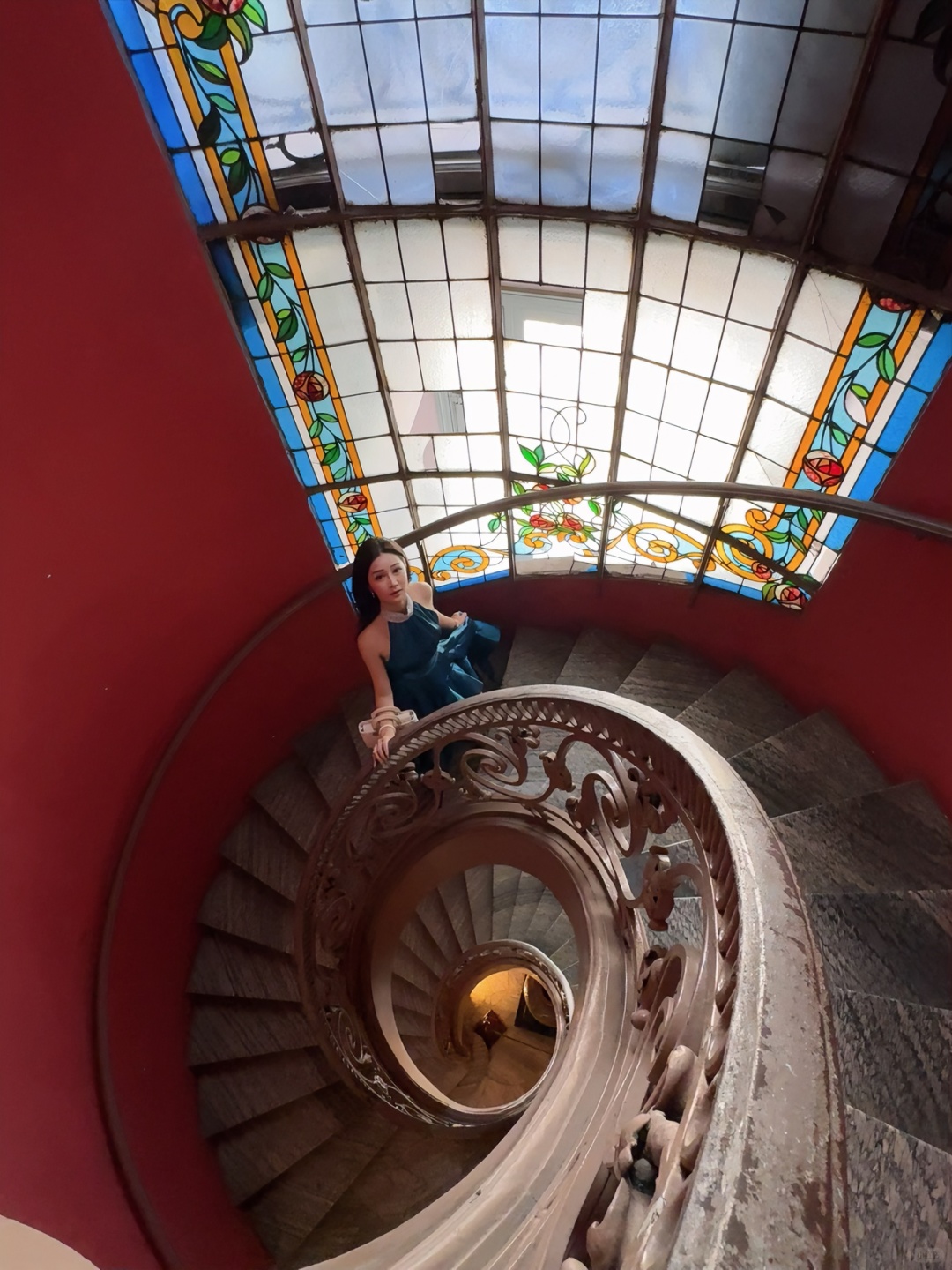 Ho Chi Minh-Girls travel to Ho Chi Minh City, eat Vietnamese noodles at Pho Le, and browse the Saigon Central Post Office