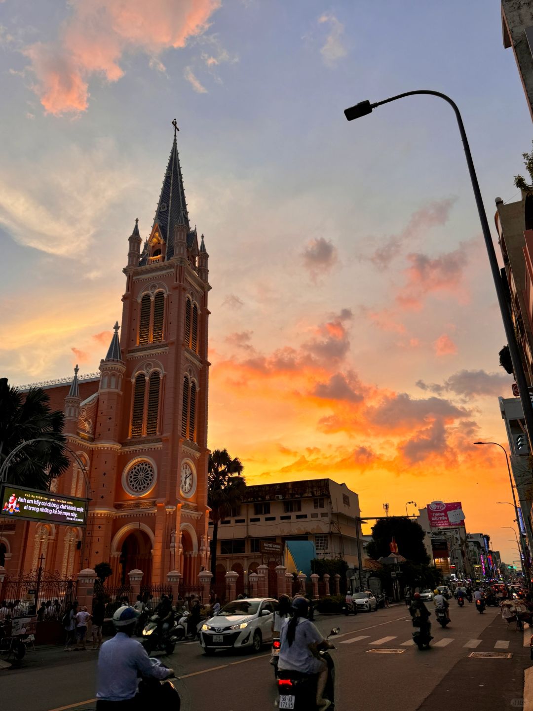 Ho Chi Minh-Coffee Apartment, Pink Church, French Post Office. Ho Chi Minh Attractions Guide