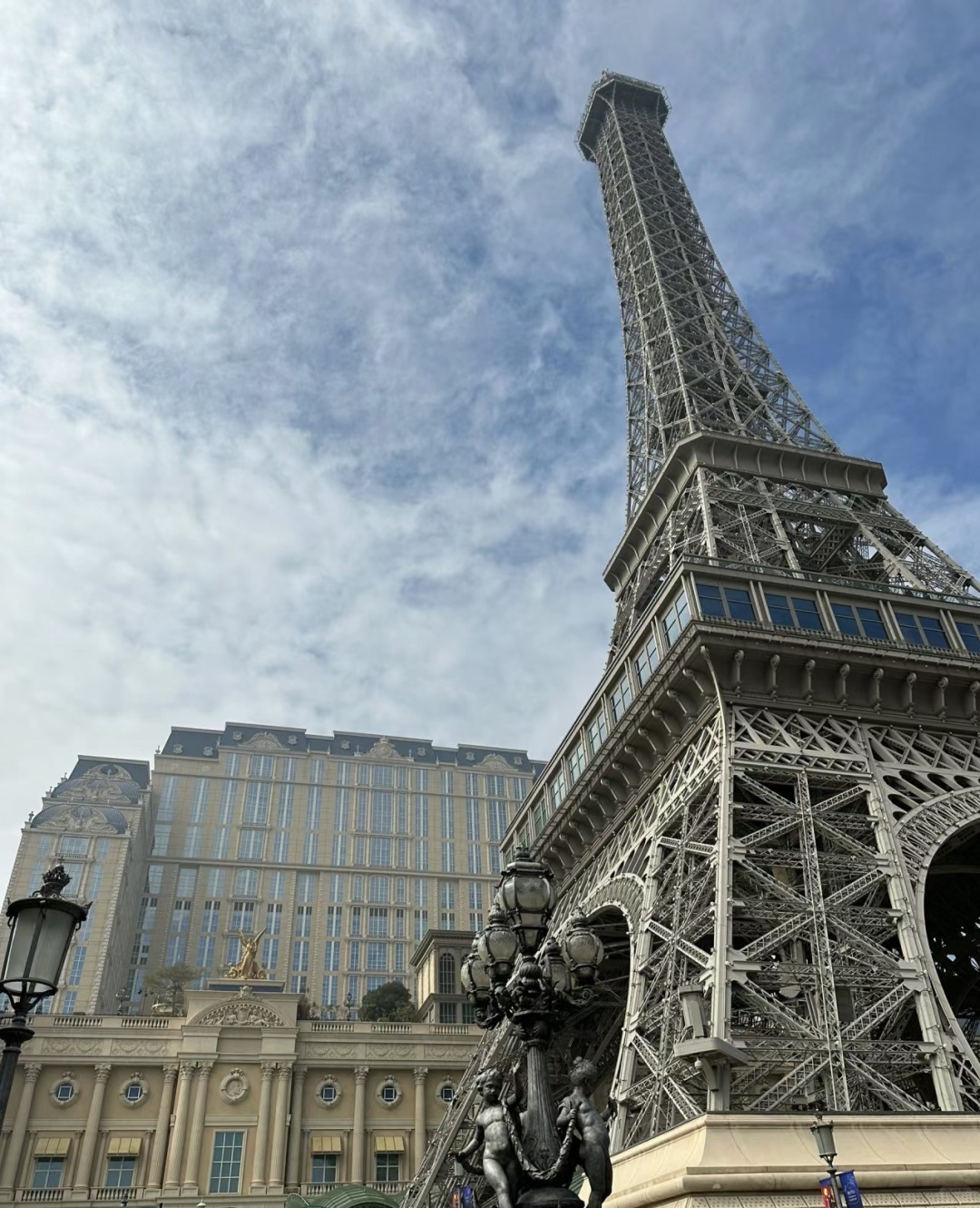 Macao-Travel to Macau and stay in the 70-square-meter Champagne Suite at the Parisian Casino Hotel in Taipa
