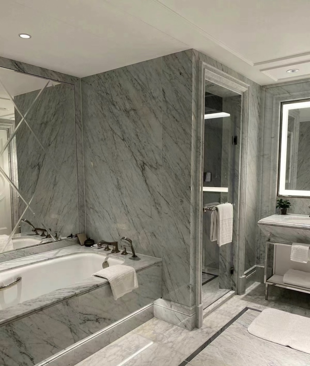 Macao-Travel to Macau and stay in the 70-square-meter Champagne Suite at the Parisian Casino Hotel in Taipa