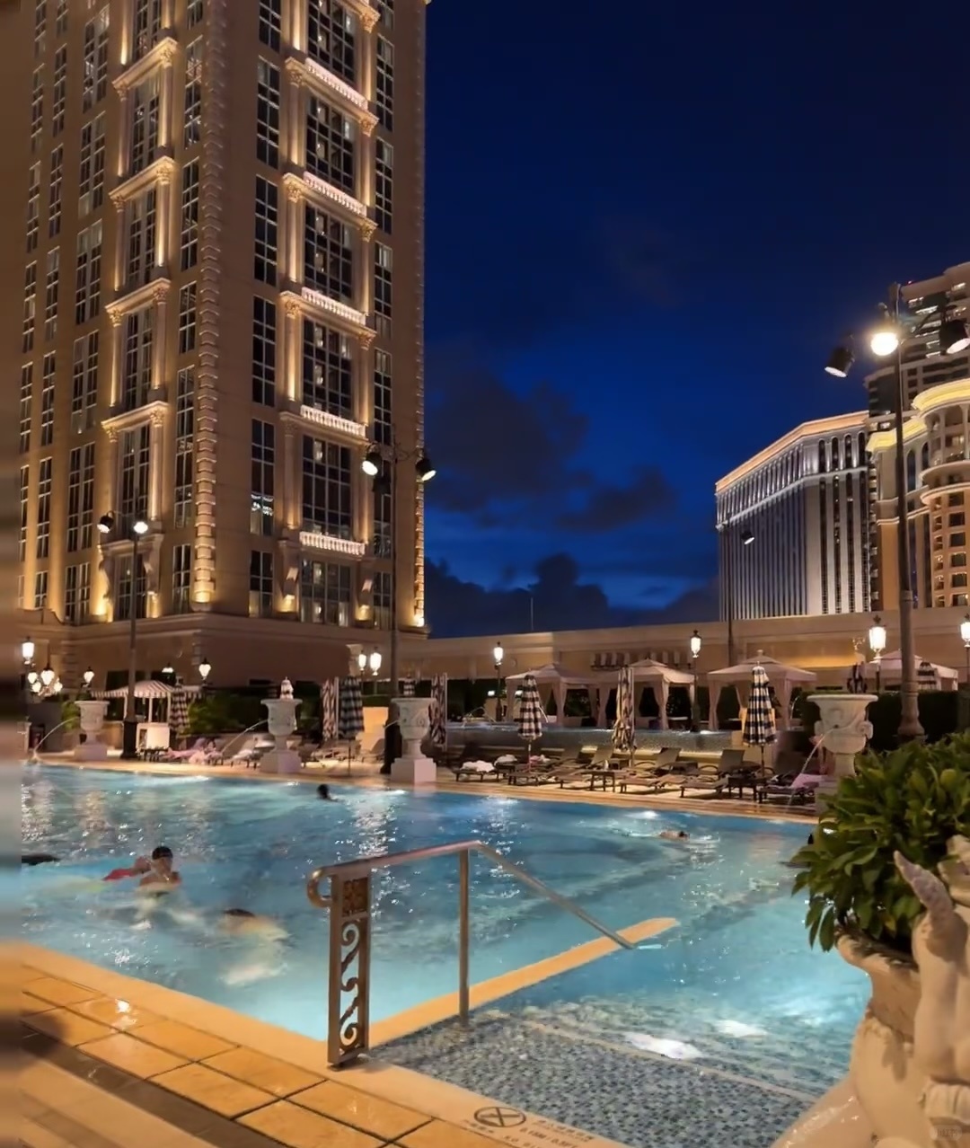 Macao-Travel to Macau and stay in the 70-square-meter Champagne Suite at the Parisian Casino Hotel in Taipa