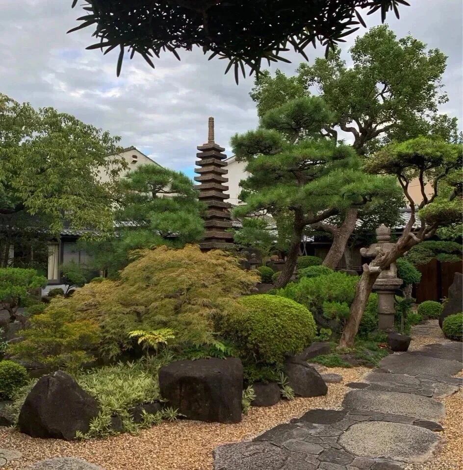 Osaka-Airbnb Carpe Diem Garden Hotel in Osaka?, with rockery pond and flower meadow
