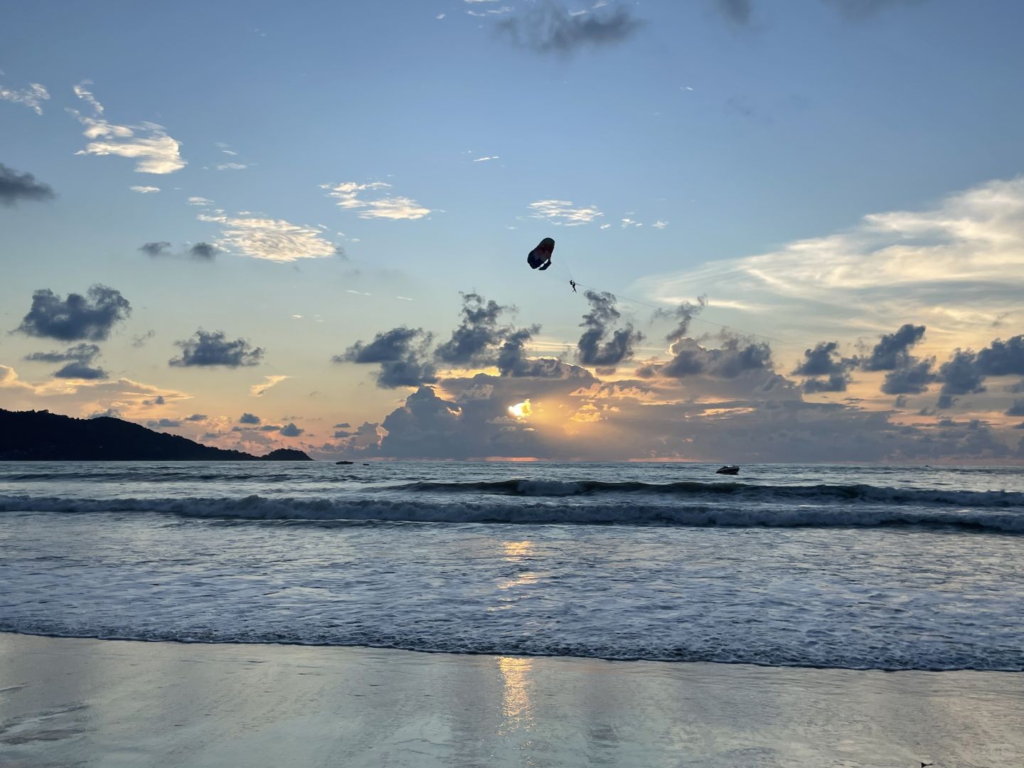 Phuket-Phuket Travel Guide: Phuket Town, Phi Phi Island, Coral Island, and Simon Cabaret Show