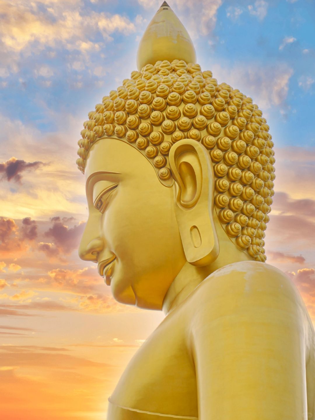 Bangkok-The huge Buddha statue at Wat Phra Kaew in Bangkok is a stunning sight