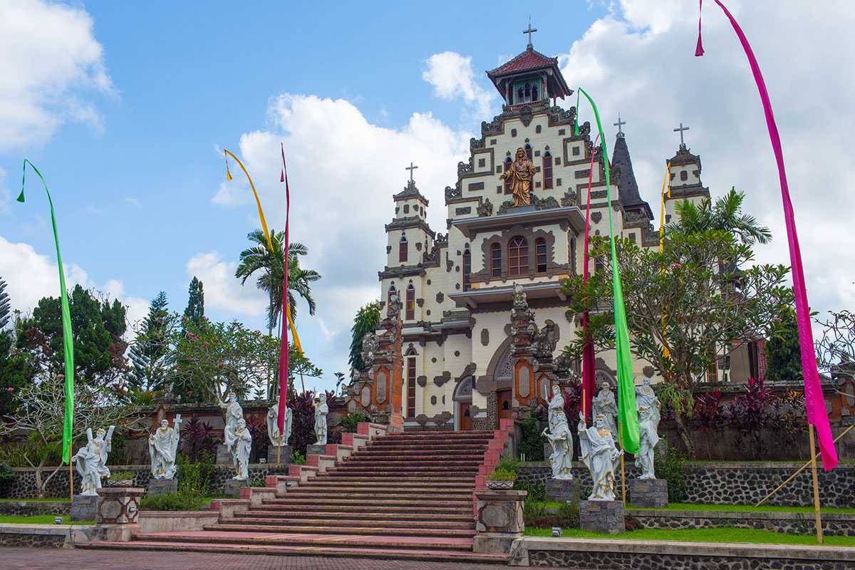 Bali-It's time to travel to Bali! ?Visit the amazing churches in Indonesia this Christmas!