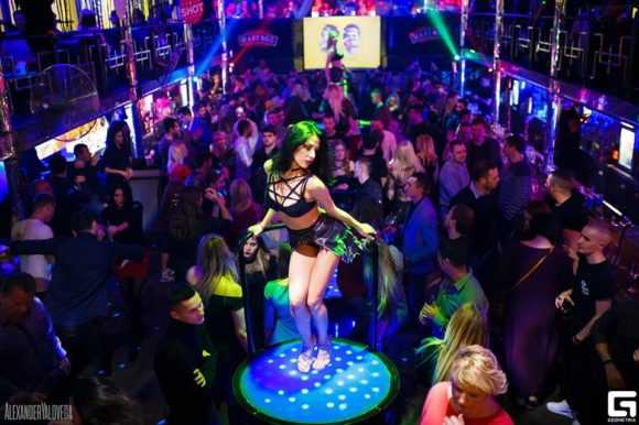 Pattaya-In Pattaya Walking Street, Thailand, date Russian girls, be careful of their armpit odor