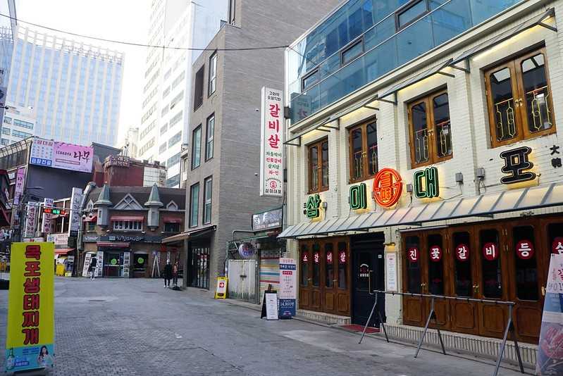 Seoul-Travelodge Myeongdong City Hall, the alley next to it is Bukchang-dong Food Street