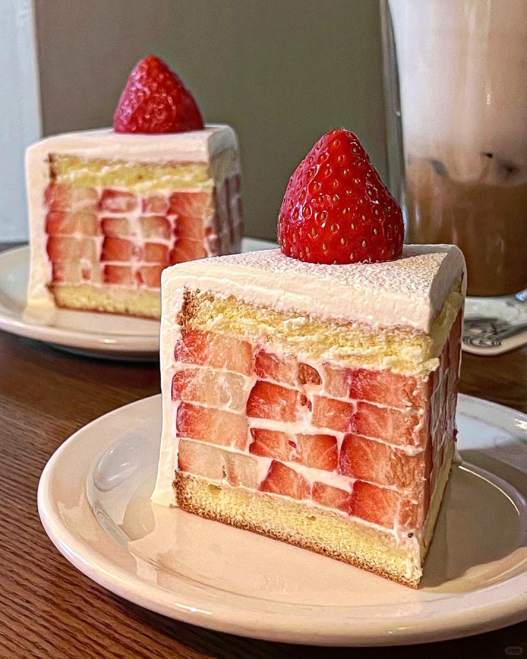 Seoul-커피브론즈 Cafe?, the best strawberry cake in Seoul, located near Gyeongbokgung Palace