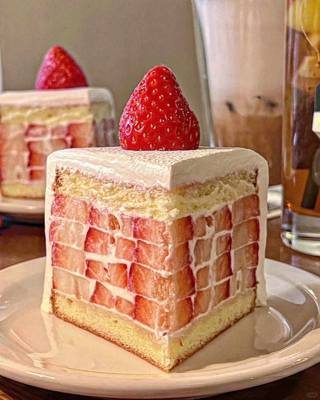 Seoul-커피브론즈 Cafe?, the best strawberry cake in Seoul, located near Gyeongbokgung Palace
