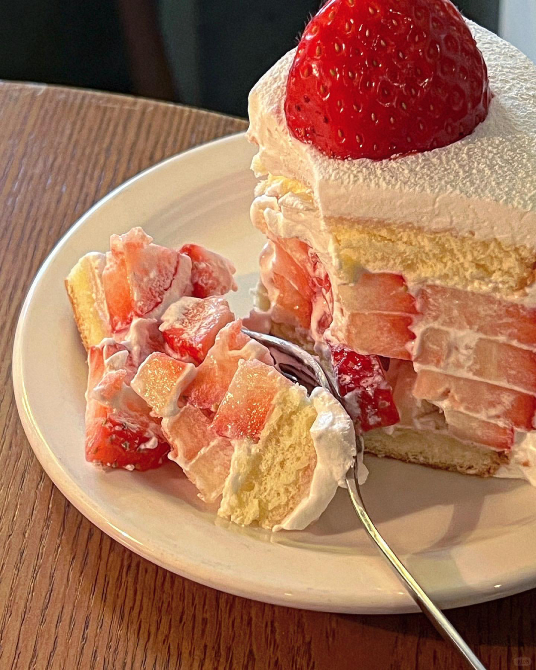 Seoul-커피브론즈 Cafe?, the best strawberry cake in Seoul, located near Gyeongbokgung Palace