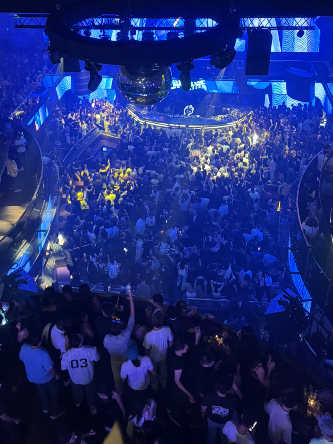 Singapore-The atmosphere of Singapore's Marquee nightclub, where people dance and drink