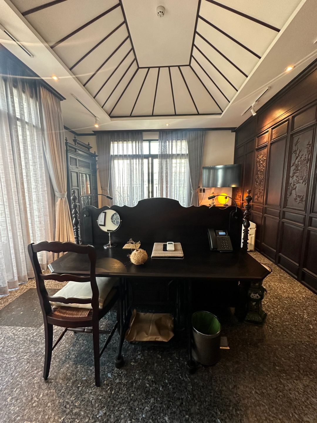 Ho Chi Minh-Amanaki Thao Dien Hotel, the biggest surprise of Ho Chi Minh City trip, is full of antique furniture