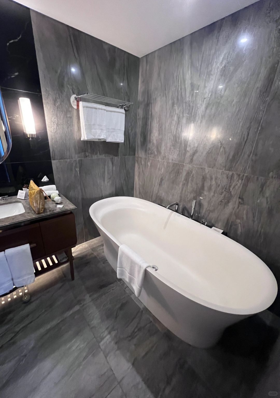 Ho Chi Minh-Vinpearl Landmark81 Autograph Hotel, the hotel's glass rooms are filled with sunlight