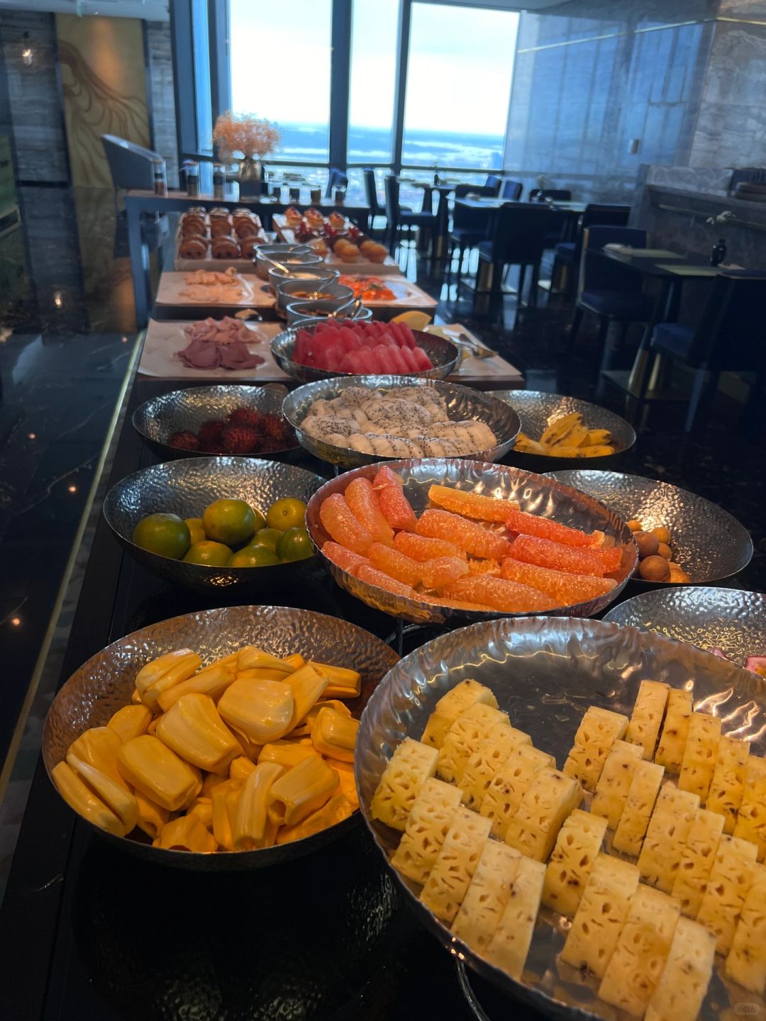 Ho Chi Minh-Vinpearl Landmark81 Autograph Hotel, the hotel's glass rooms are filled with sunlight