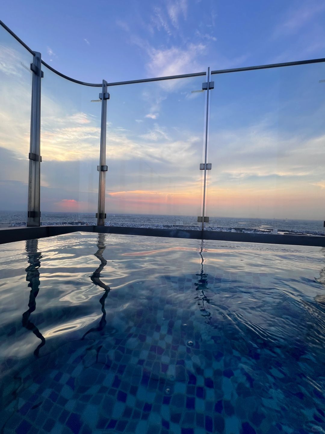 Ho Chi Minh-Vinpearl Landmark81 Autograph Hotel, the hotel's glass rooms are filled with sunlight