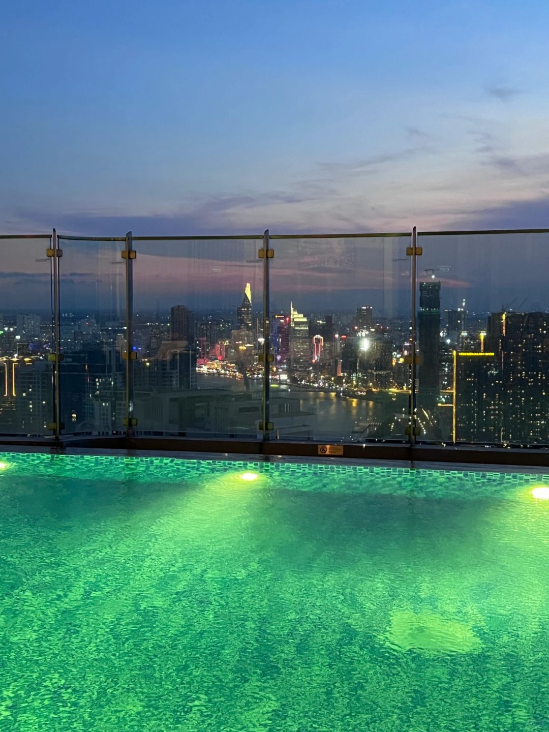Ho Chi Minh-Vinpearl Landmark81 Autograph Hotel, the hotel's glass rooms are filled with sunlight