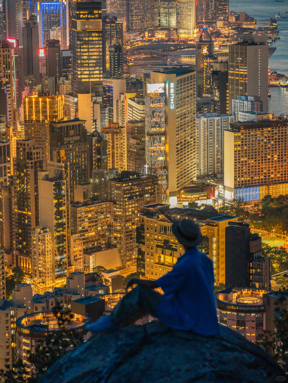 Hong kong-Enjoy the splendid night view of the city from the top of Braemar Hill in Hong Kong