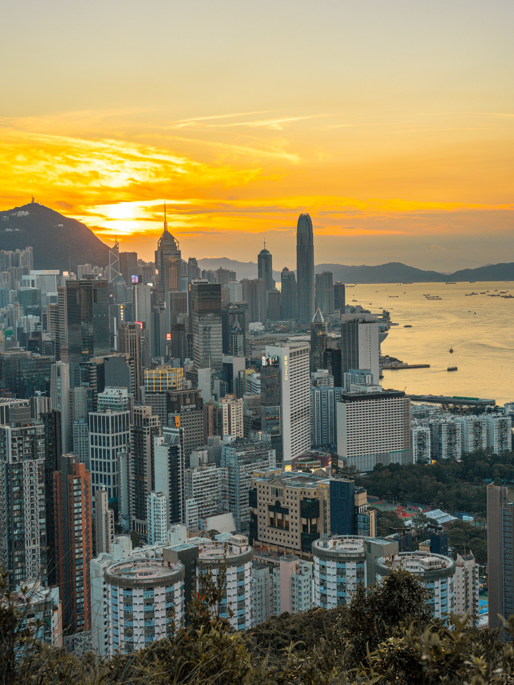 Hong kong-Enjoy the splendid night view of the city from the top of Braemar Hill in Hong Kong
