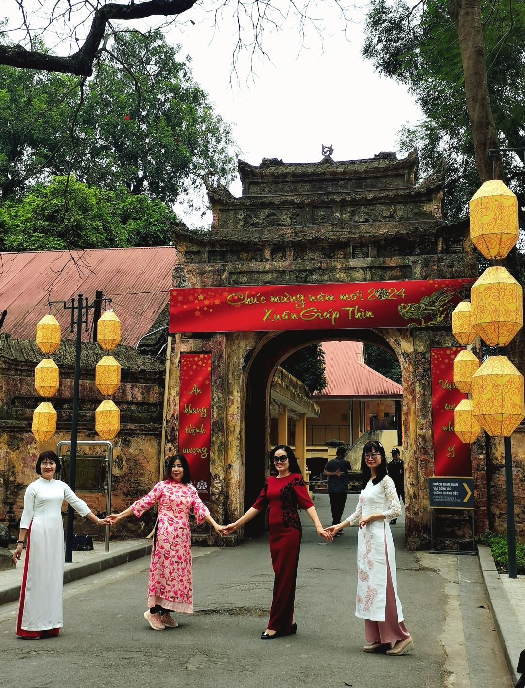 Hanoi-Thang Long Palace, St. Joseph's Cathedral, Hoan Kiem Lake. Hanoi City Walking Tour