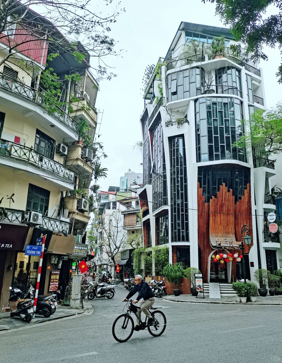 Hanoi-Thang Long Palace, St. Joseph's Cathedral, Hoan Kiem Lake. Hanoi City Walking Tour