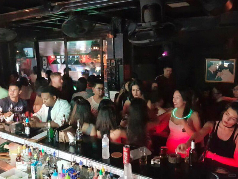 Hua Hin-The Hilton Hua Hin Hotel's attached bar has live bands singing and Thai girls dancing