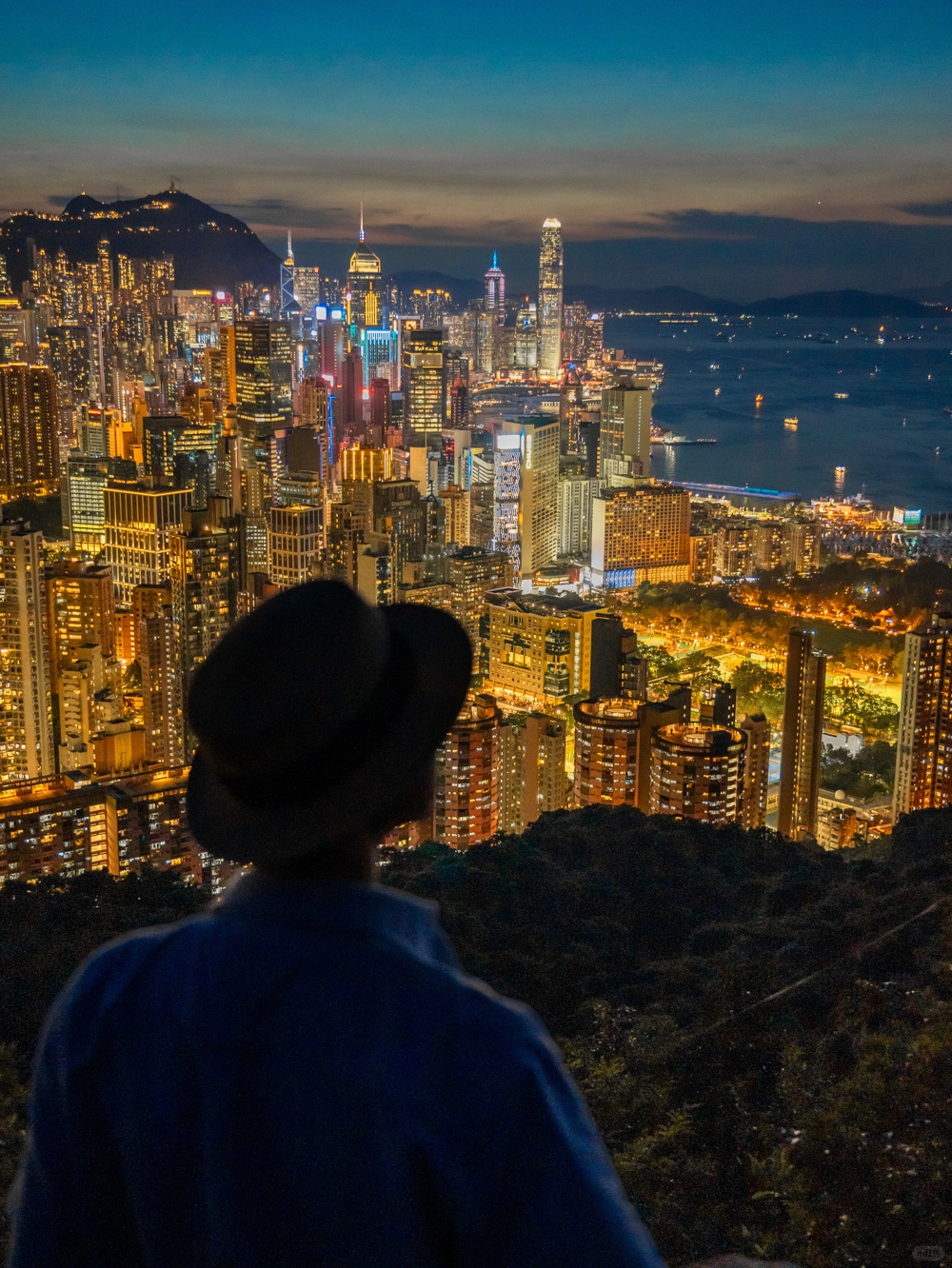 Hong kong-Enjoy the splendid night view of the city from the top of Braemar Hill in Hong Kong