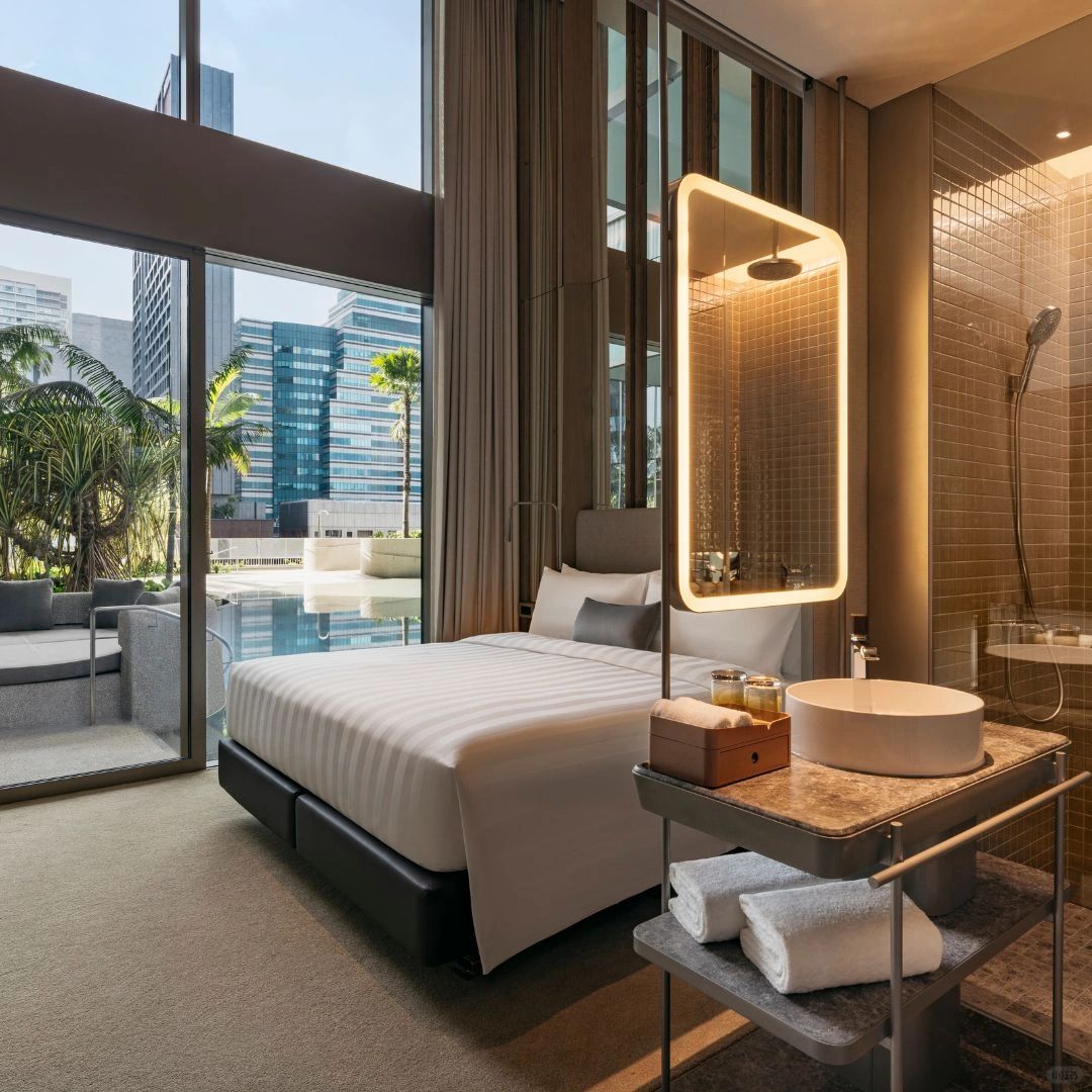 Singapore-Orchard Pan Pacific Hotel, the outdoor swimming pool is like a playground in the forest