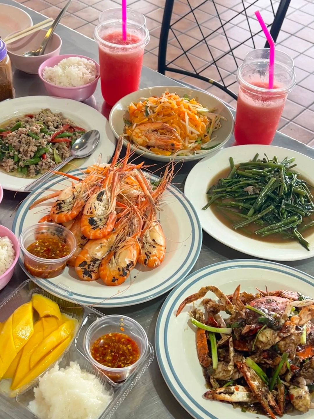 Pattaya-TAAN FOOD&DRINK, a seafood food stall in Pattaya, free watermelon and chewing gum