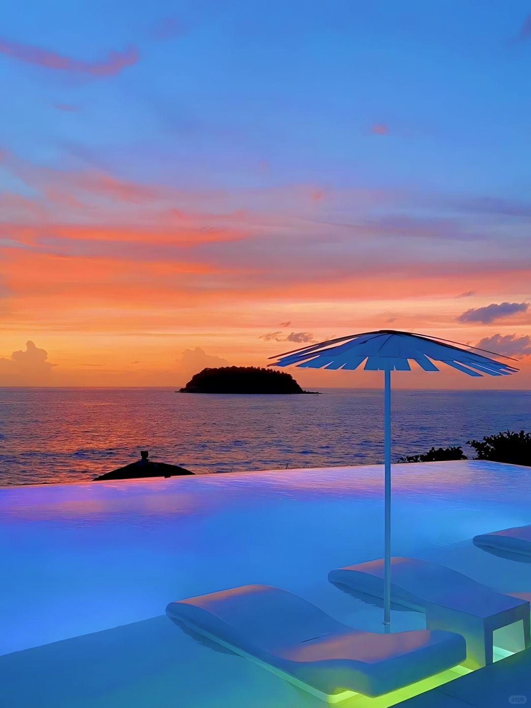 Phuket-Kata Rocks Resort Hotel, a modern bedroom with a terrace with a private infinity pool