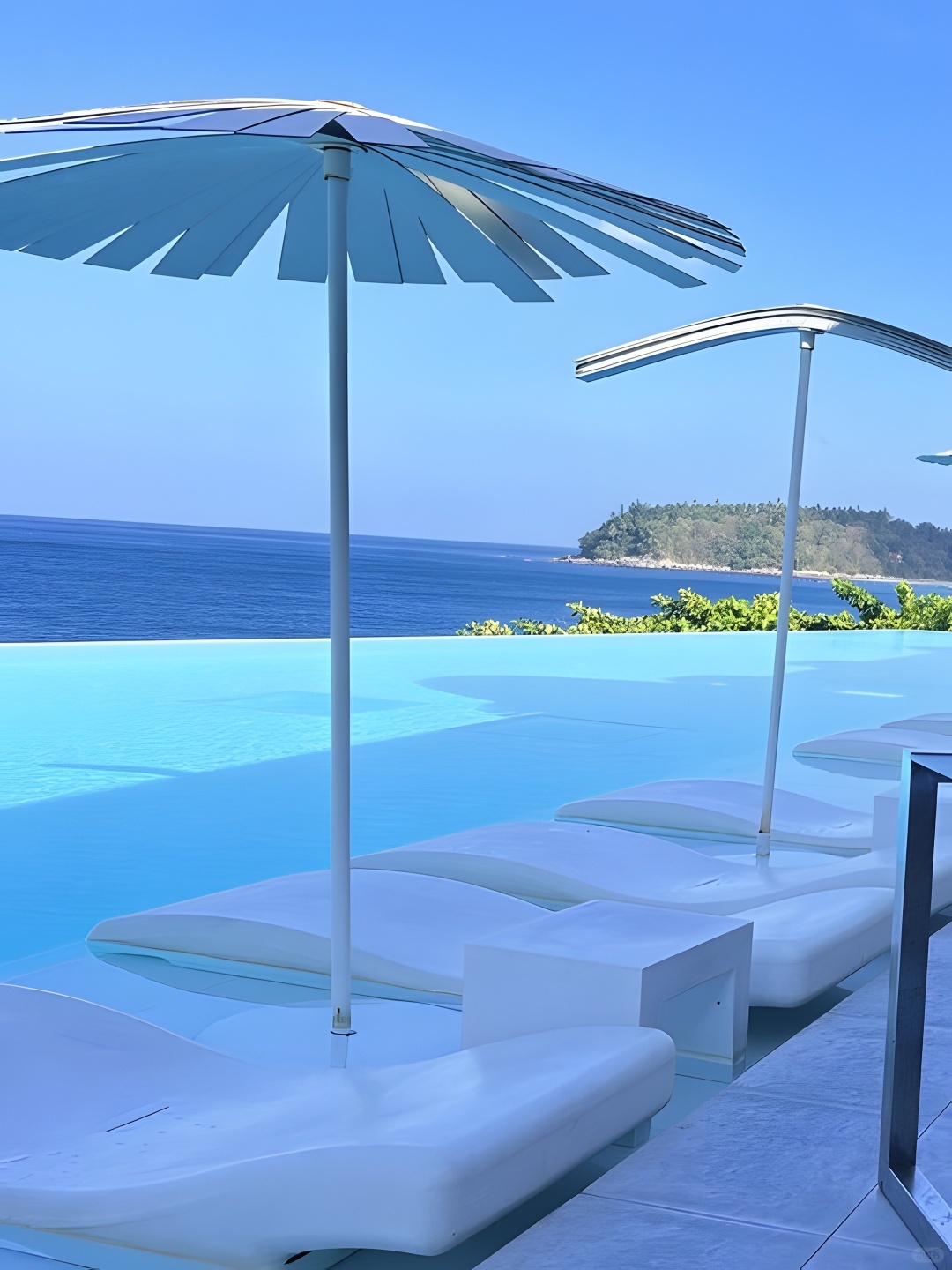 Phuket-Kata Rocks Resort Hotel, a modern bedroom with a terrace with a private infinity pool