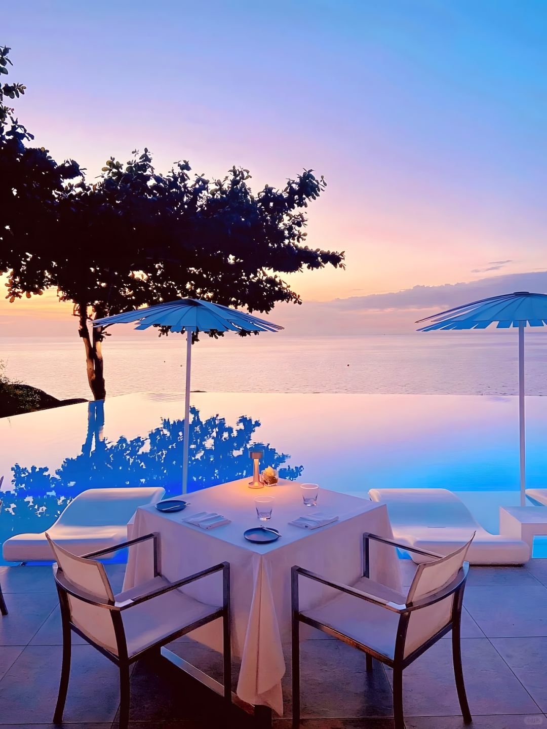 Phuket-Kata Rocks Resort Hotel, a modern bedroom with a terrace with a private infinity pool