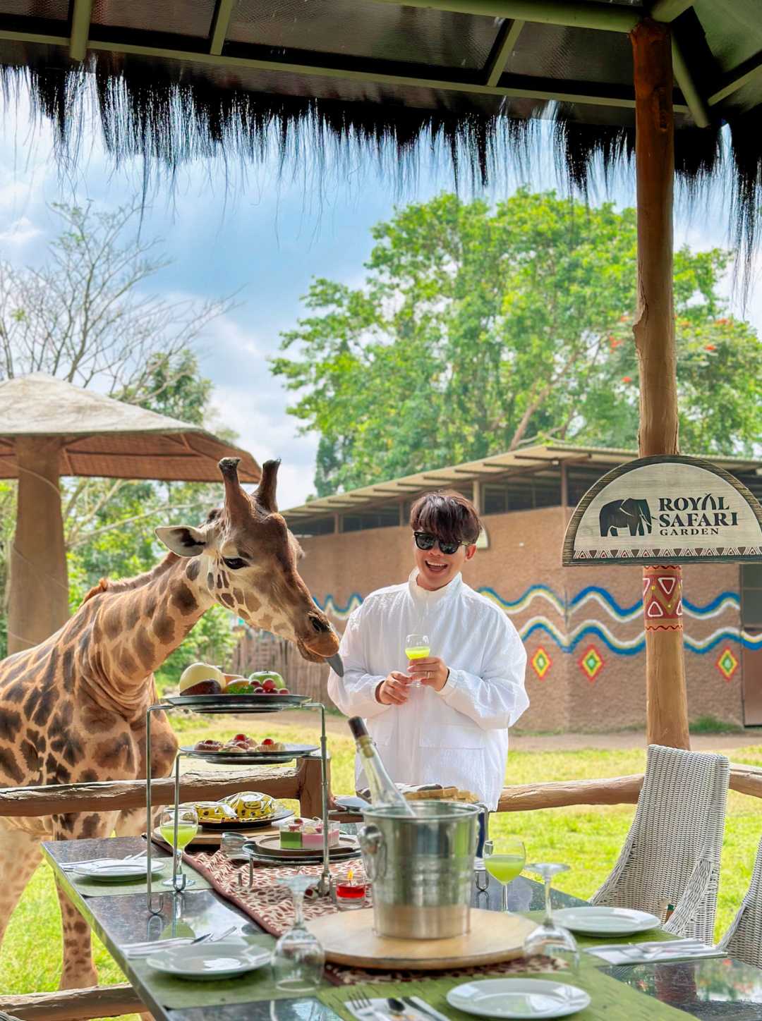 Jakarta-Dine With Giraffe in Jakarta, Indonesia, ??share a dreamy afternoon tea with giraffes