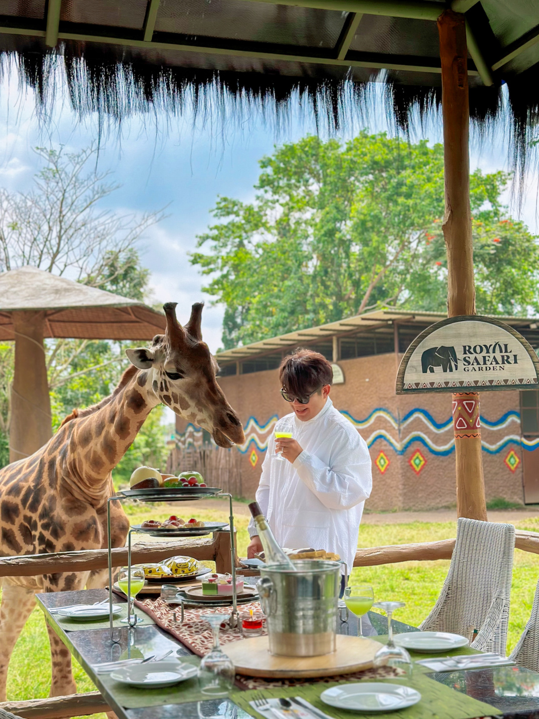 Jakarta-Dine With Giraffe in Jakarta, Indonesia, ??share a dreamy afternoon tea with giraffes
