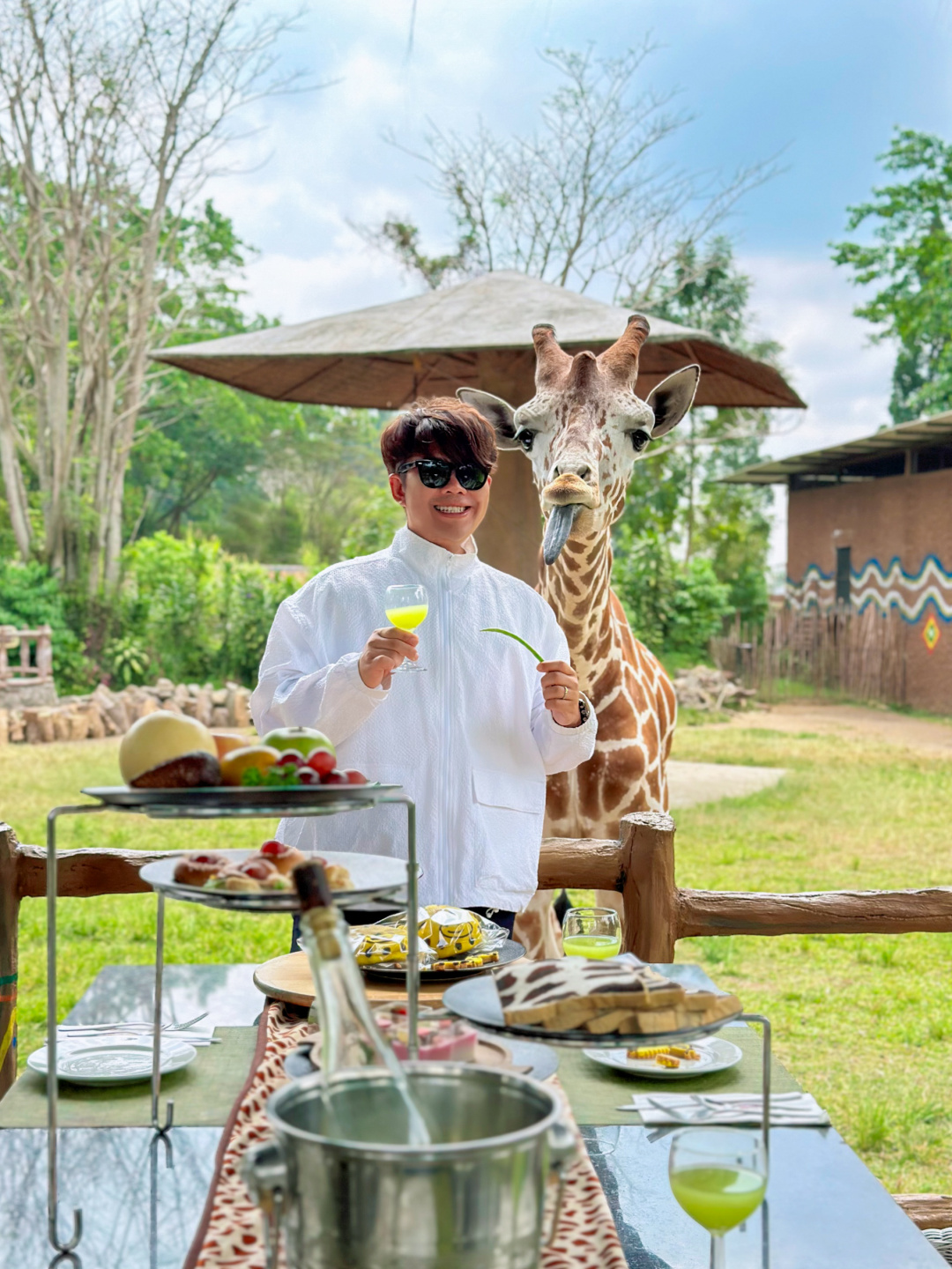 Jakarta-Dine With Giraffe in Jakarta, Indonesia, ??share a dreamy afternoon tea with giraffes