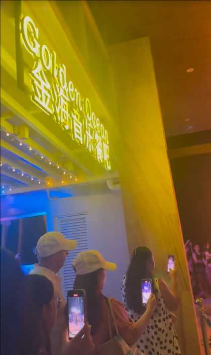 Boracay-Jinhai Music Bar,? the coolest flame dance in Boracay, is located near Sunset Sail