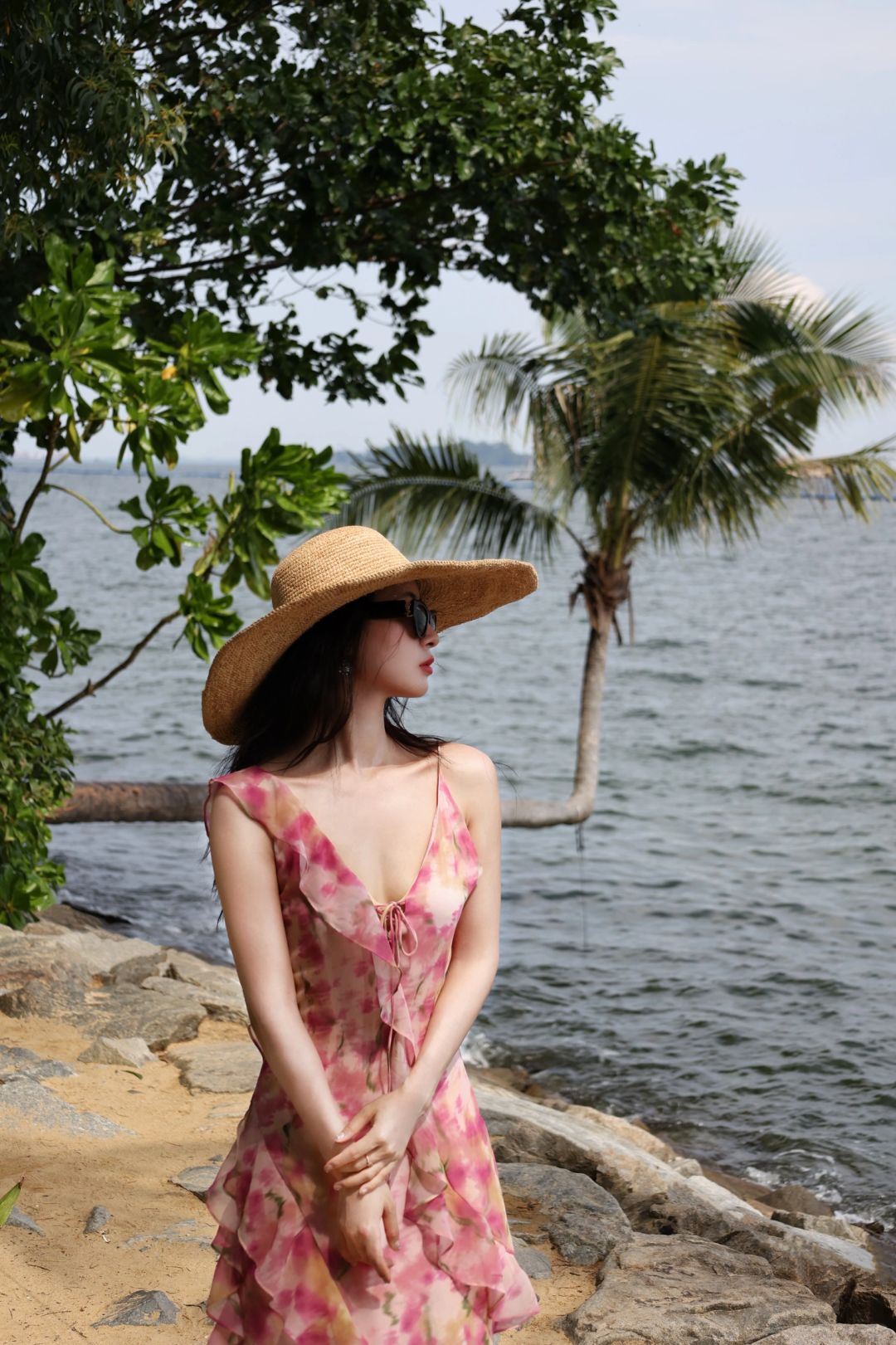 Singapore-Singapore Sentosa Beach, taking a photo with the crooked tree at the southernmost tip of the Asian continent