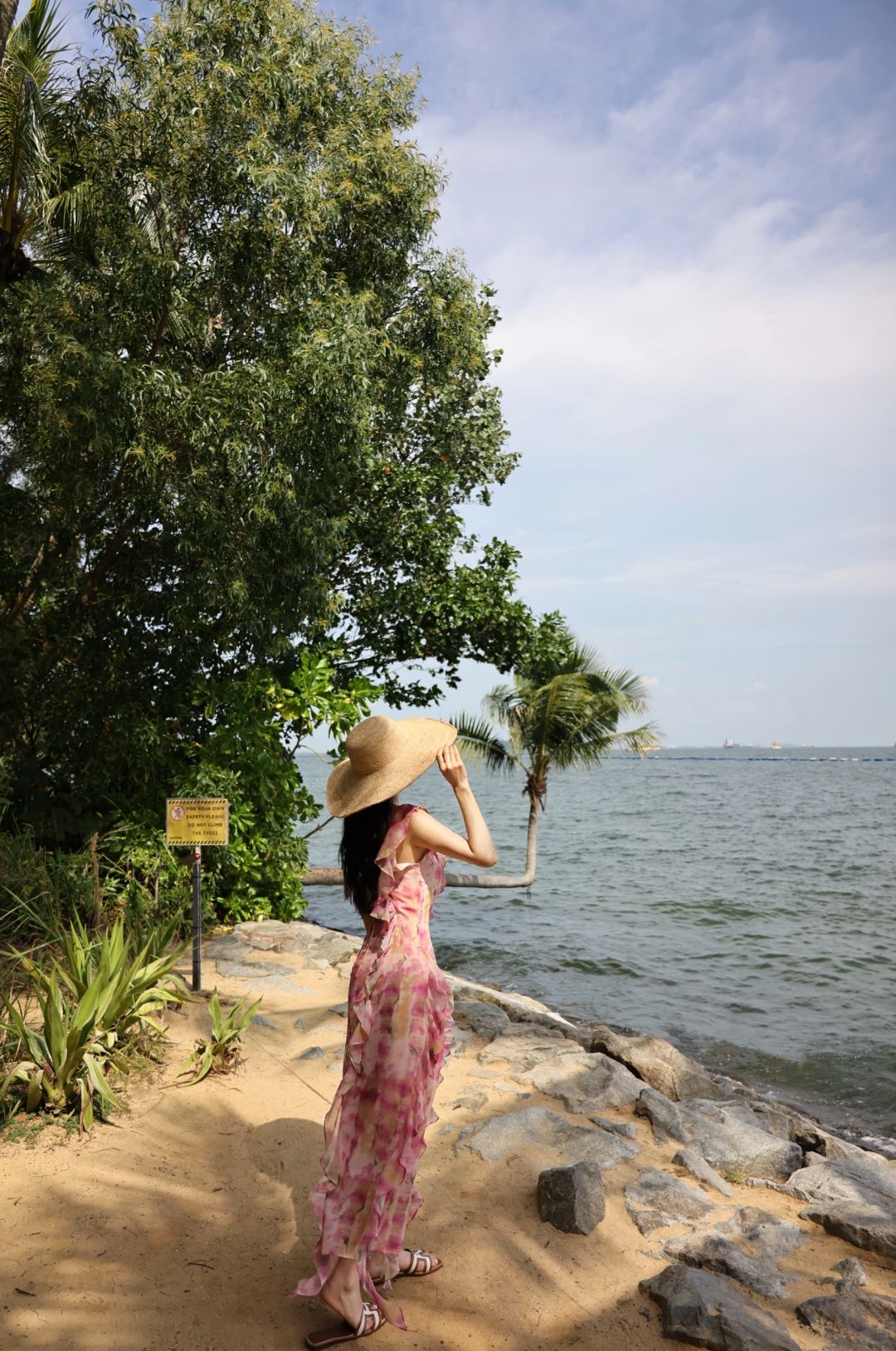 Singapore-Singapore Sentosa Beach, taking a photo with the crooked tree at the southernmost tip of the Asian continent