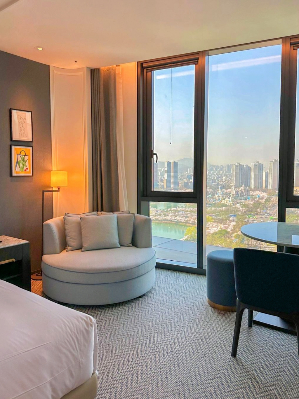Seoul-Sofitel Ambassador Seoul Songpa?‍?‍?‍? is a five-star hotel located in the heart of Seoul