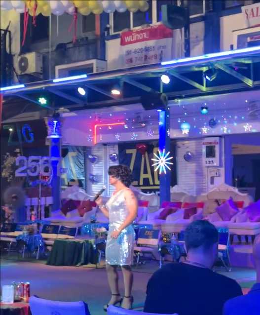 Phuket-Phuket Zag Club Bar, free to watch transvestite cosplay show, the stage is on the road