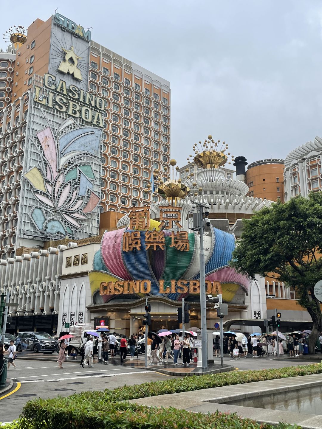 Macao-Macau 1 day tour guide, take the fortune car to the Grand Lisboa Casino, stay at MGM Hotel